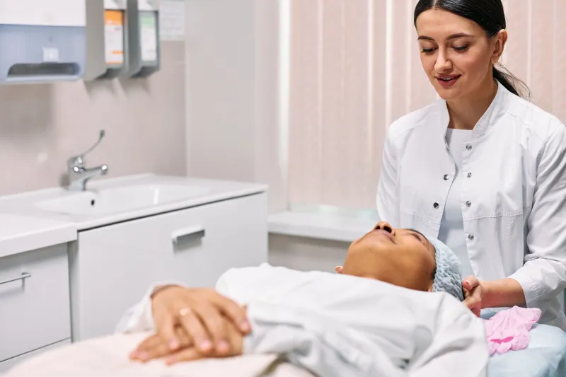 Acné hormonale à l'âge adulte : comprendre les mécanismes et adopter les protocoles dermatologiques adaptés