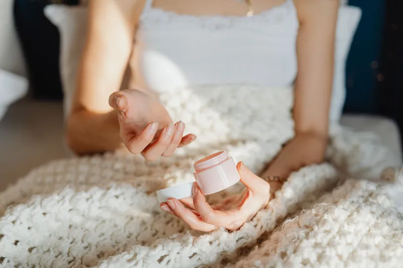 Cycle féminin et peau : adapter ses soins à chaque phase hormonale pour une beauté synchronisée