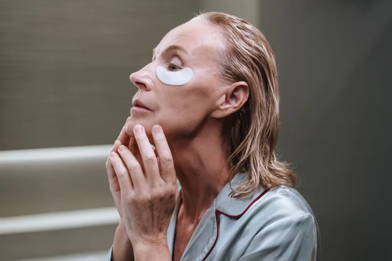 Révélez l'éclat de votre peau après 40 ans : les protocoles d'exception des dermatologues