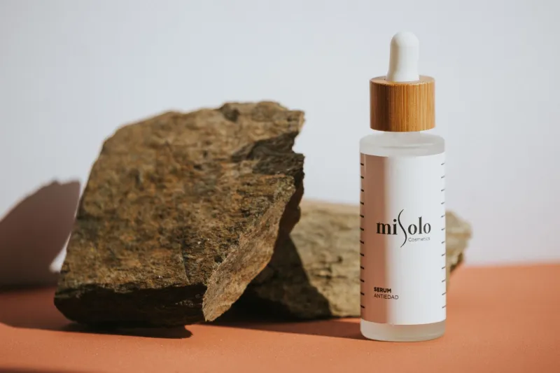 Ingrédients naturels ou technologies médicales : comment combiner les deux pour une routine anti-âge réellement efficace