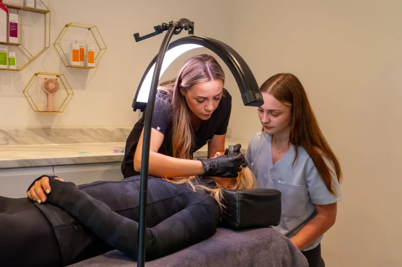 Les longueurs d'onde LED au service de la peau : la science de la lumière expliquée par nos experts