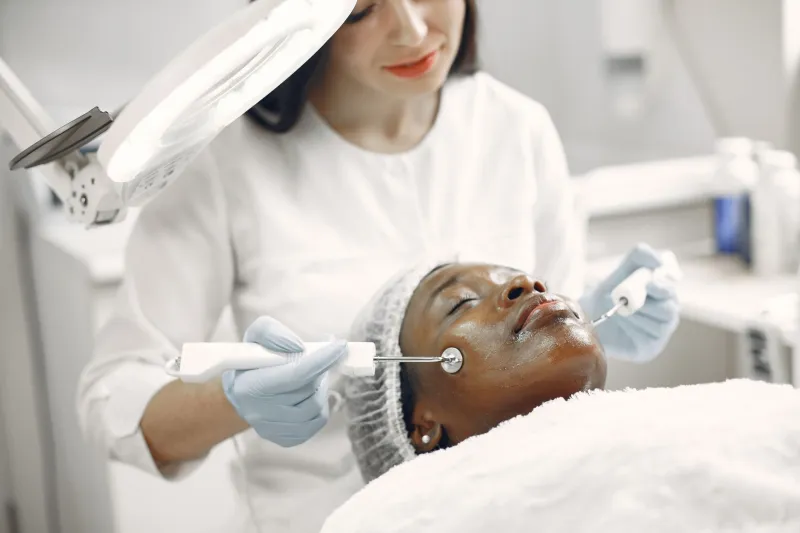 Microneedling ou peeling chimique : le guide expert pour choisir votre traitement de référence