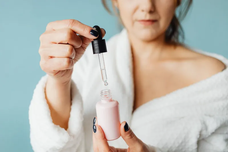 Peau et pollution urbaine : les protocoles dermatologiques pour résister aux agressions de la ville