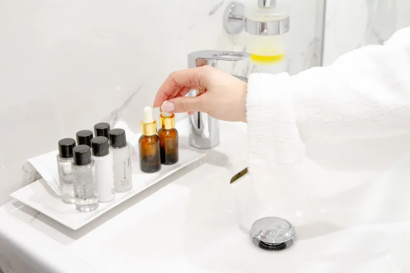 Peau post-estivale : les protocoles dermatologiques pour effacer les traces de l'été et retrouver un teint régénéré