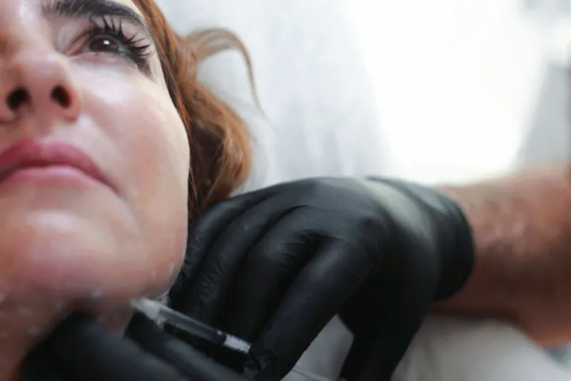 Restauration volumétrique du visage : sculpter sans excès pour un résultat naturellement élégant